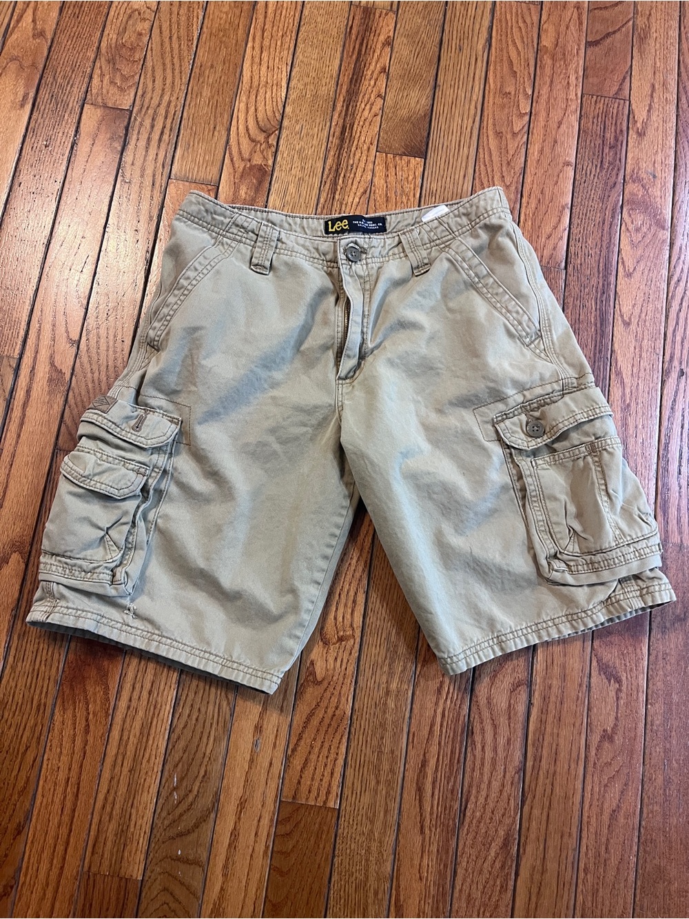 Lee Men's Tan Cargo Shorts 30 waist 10” long knee length shorts